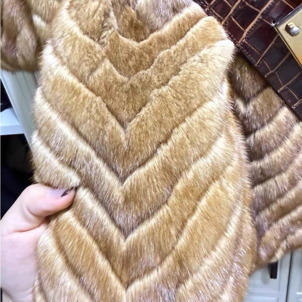 Luxurious 100% Real Female mink Fur Coat with Belt - Picture 4 of 7
